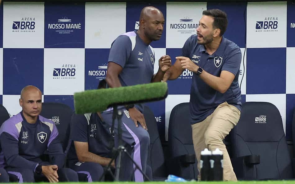 Assista à íntegra da entrevista de Cláudio Caçapa após vitória do Botafogo sobre o Vasco