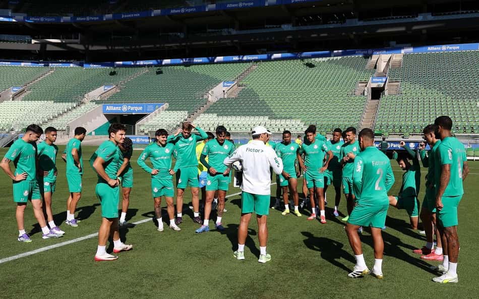 Abel Ferreira conversa com o elenco durante treinamento (Foto: Cesar Greco/Palmeiras)