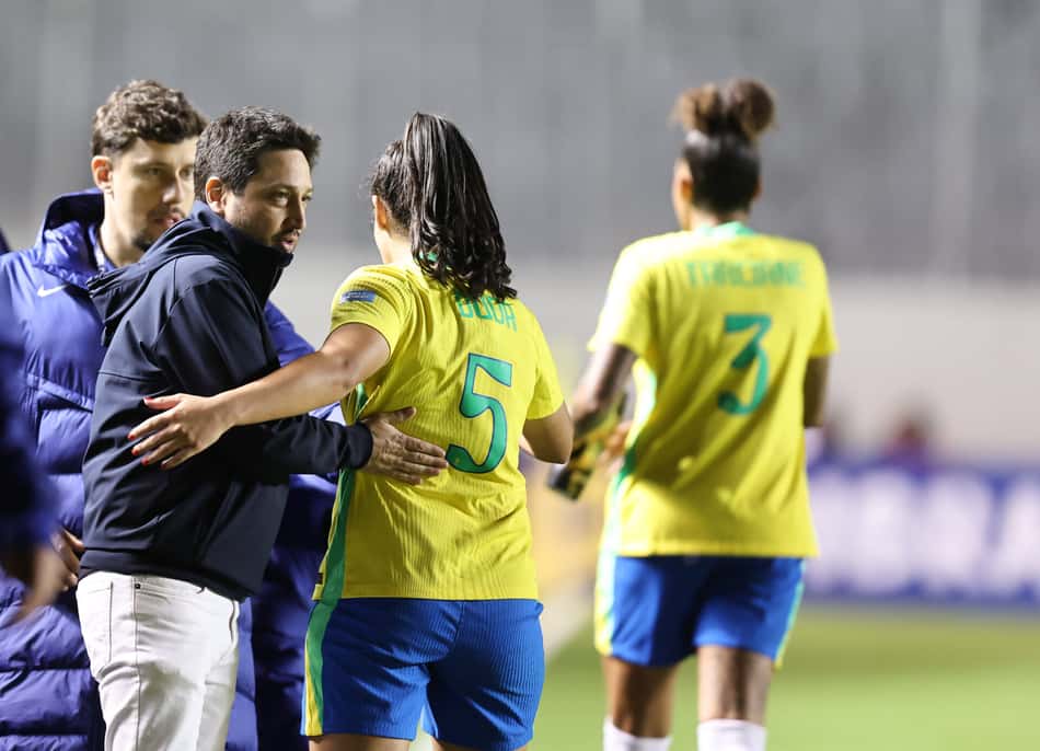 Duda Sampaio cumprimenta Arthur Elias após gol diante da Venezuela, na estreia da Copa América Feminina. (Foto: Lívia Villas Boas / CBF)