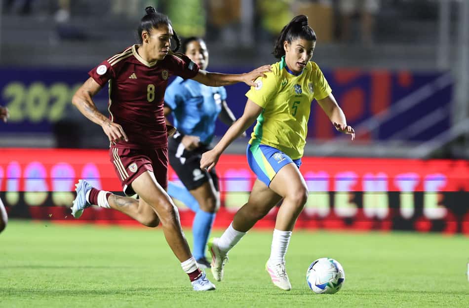 Duda Sampaio conduz bola em Brasil x Venezuela. (Foto: Lívia Villas Boas / CBF)