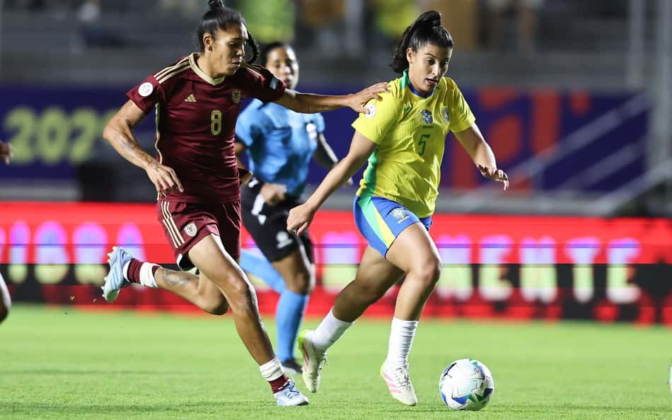 Duda Sampaio conduz bola em Brasil x Venezuela. (Foto: Lívia Villas Boas / CBF)
