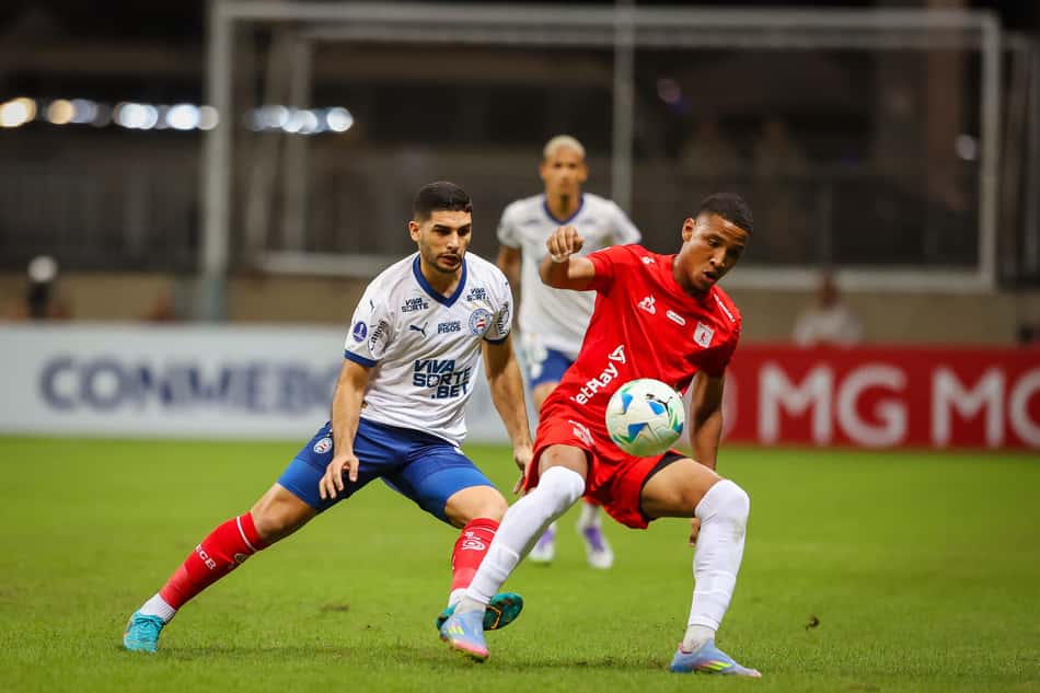 Michel Araújo em ação contra o América de Cali na Arena Fonte Nova (Foto: Rafael do Carmo / Lance!)