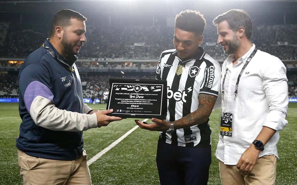Igor Jesus recebeu homenagem do Botafogo (Foto: Vítor Silva/Botafogo)
