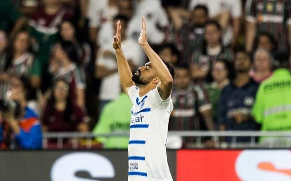 Fabrício Bruno comemora segundo gol com a camisa do Cruzeiro