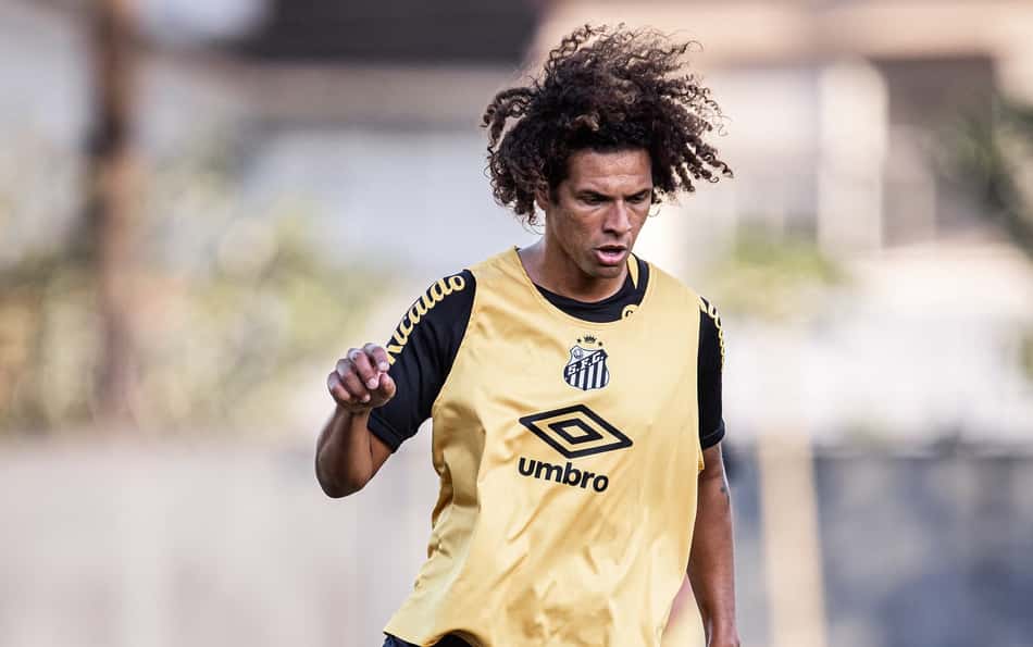 Com edema muscular, Willian Arão vira desfalque no Santos diante do Sport