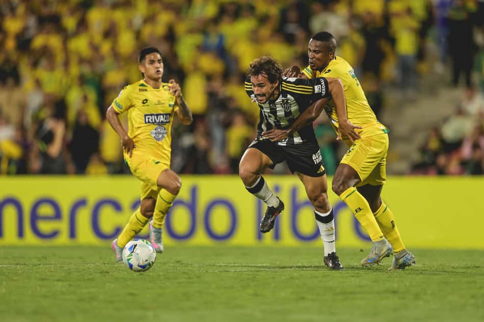 Igor Gomes sofre pênalti em jogo do Atlético-MG (Foto: Pedro Souza / Atlético)