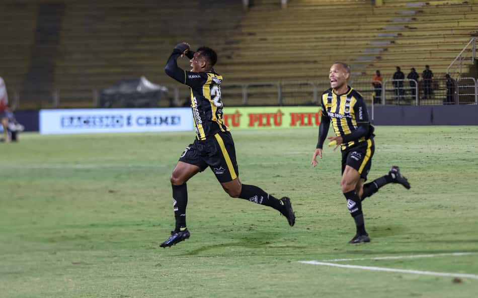 André Luiz vibra com virada do Volta Redonda sobre o Athletico-PR: 'Dá moral e confiança'