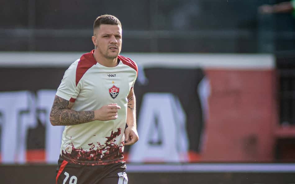 Renato Kayzer aquece no Barradão (Foto: Victor Ferreira / EC Vitória)