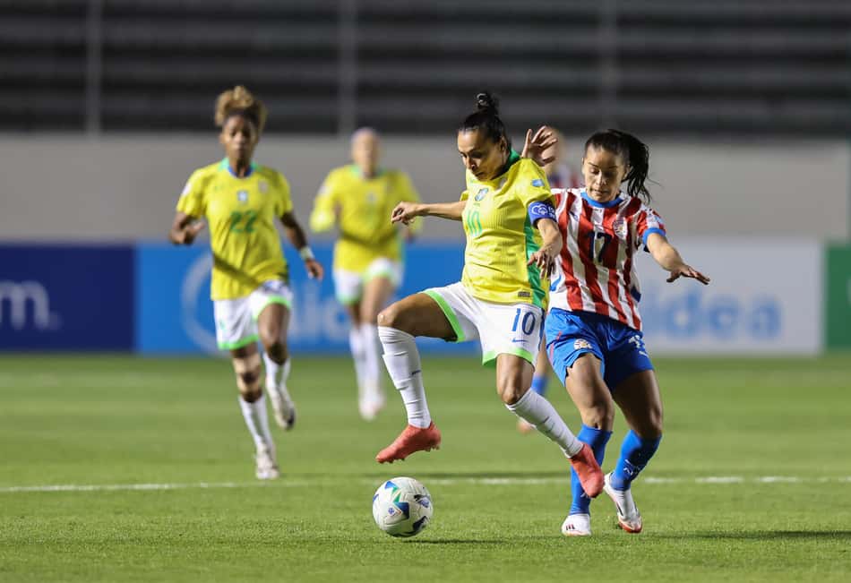 Marta domina a bola em duelo contra o Paraguai. (Foto: Lívia Villas Boas / CBF)