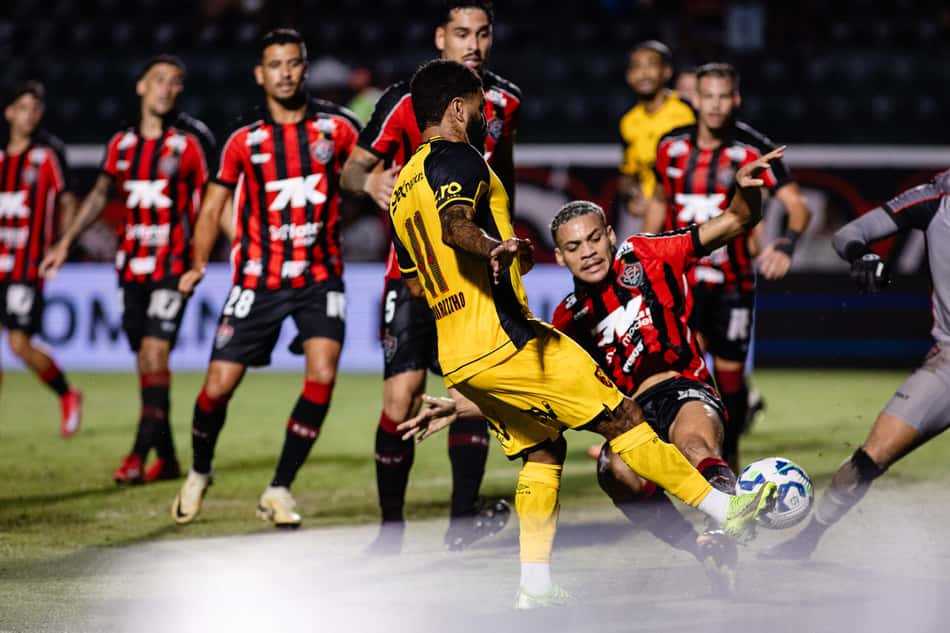 Momento do primeiro gol de Romarinho (Foto: Paulo Paiva/ Sport Recife)
