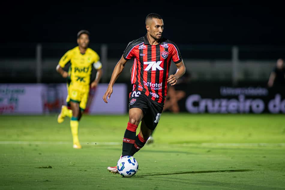 Lucas Braga em ação contra o Mirassol (Foto: Victor Ferreira / EC Vitória)
