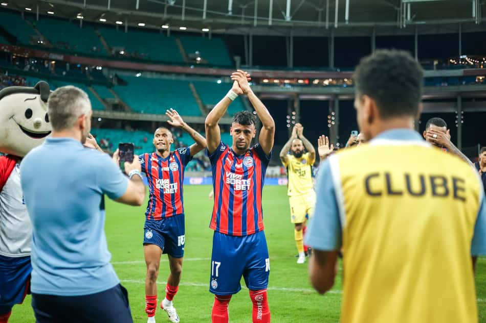 Lucho Rodríguez agradece apoio da torcida depois de gol contra o Juventude (Foto: Rafael Rodrigues / EC Vitória)