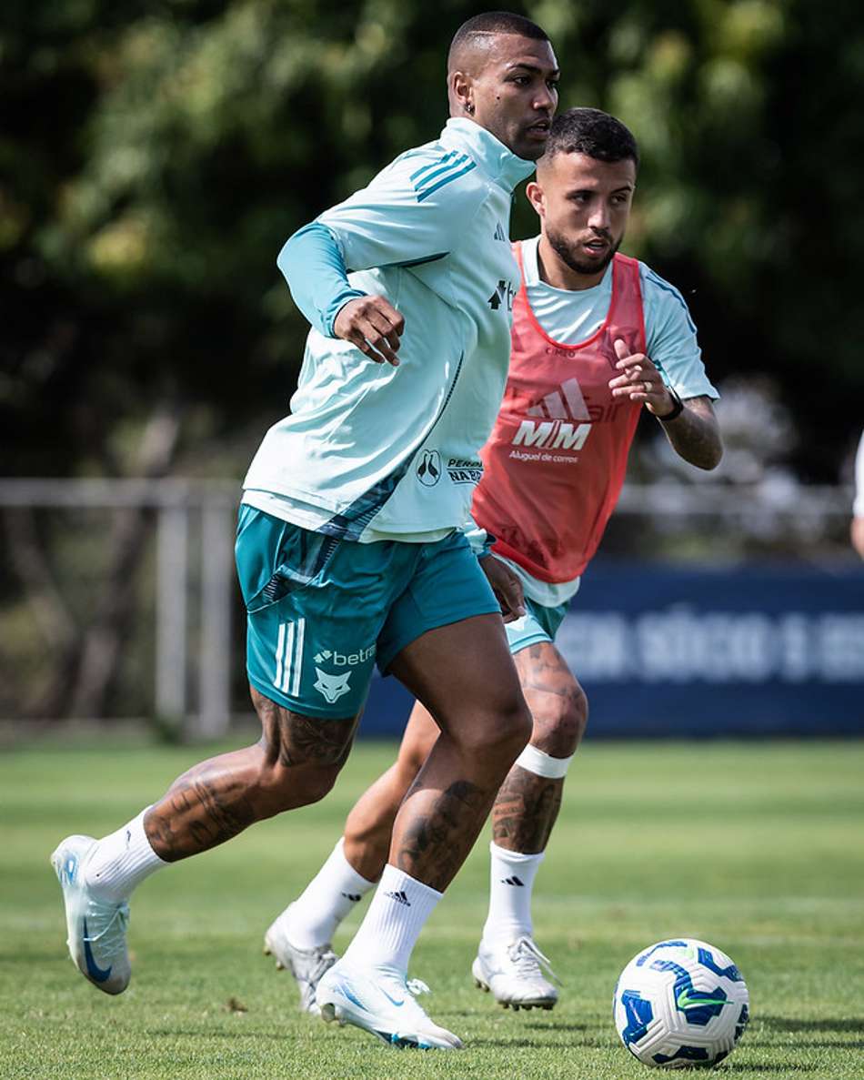 Volante Walace, do Cruzeiro, em treino na Toca da Raposa (Foto: Gustavo Aleixo/Cruzeiro)