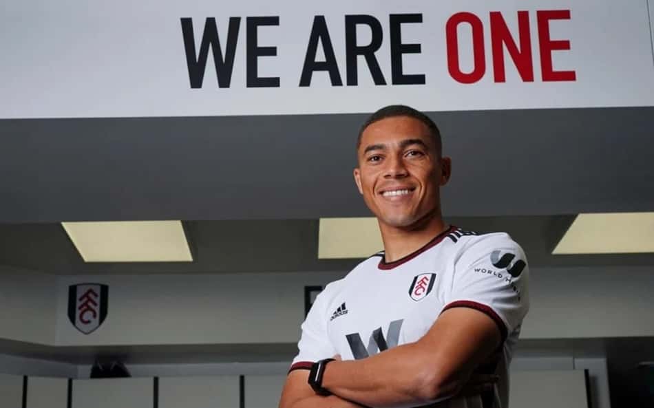 Carlos Vinicius em aprsentação no Fulham (Foto: Divulgação / Fulham)