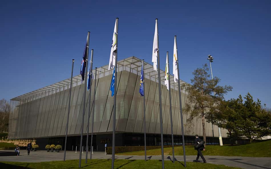 Fifa permite que atletas estrangeiros da Rússia e Ucrânia suspendam contratos até 2026