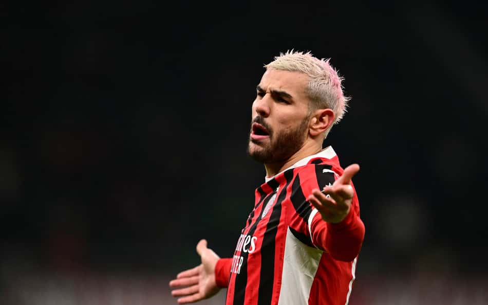 Theo Hernández alfineta direção do Milan em despedida; confira