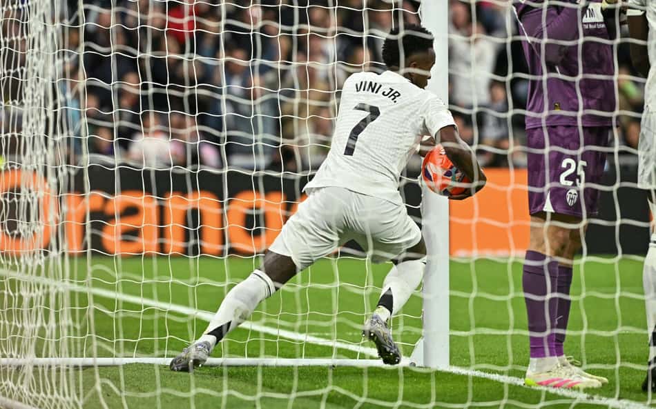 Vini Jr marca em Real Madrid x Valencia. (Foto: Javier Soriano / AFP)