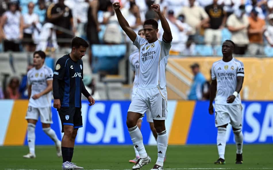 Bellingham e time do Real Madrid comemoram gol diante do Pachuca pelo Mundial (Foto: Paul Ellis/ AFP)