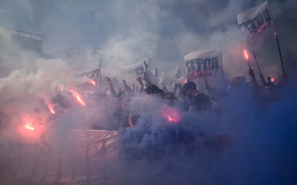 Torcida do Lyon protesta contra John Textor (Foto: JEFF PACHOUD / AFP)