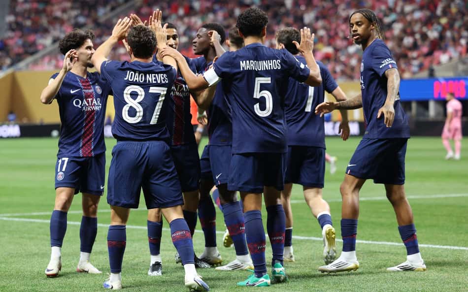 Time do PSG comemora gol marcado sobre o Inter Miami (Foto: CHARLY TRIBALLEAU / AFP)