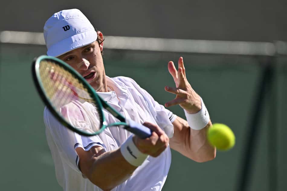O chileno Nicolas Jarry na vitória sobre o dinamarquês Holger Rune (Photo by Glyn KIRK / AFP)