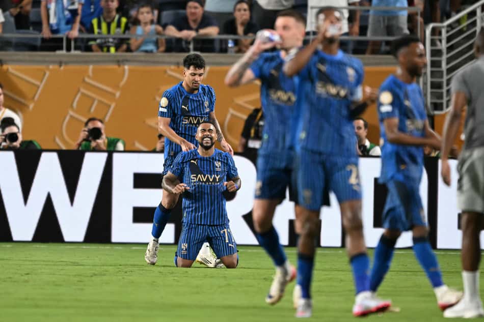 Marcos Leonardo e Malcom comemoram gol do Al Hilal contra o Manchester City