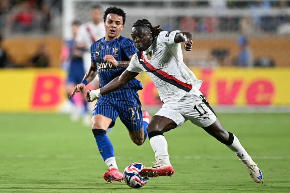 Kaio Cesar e Jeremy Doku em Al-Hilal x Manchester City (Foto: PATRICIA DE MELO MOREIRA / AFP)