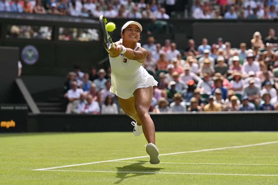 A filipina Alexandra Eala devolve a bola contra a tcheca Barbora Krejcikova (Foto: Glyn KIRK / AFP)