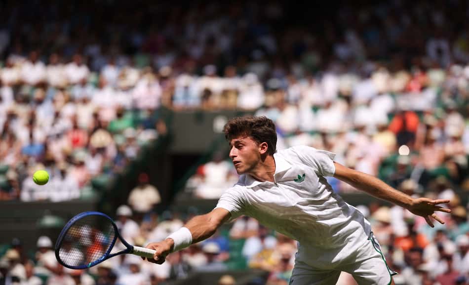 O italiano Luca Nardi na derrota para Jannik Sinner (Foto: HENRY NICHOLLS / AFP)