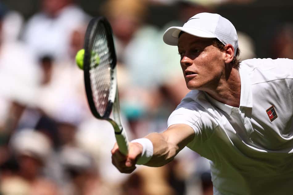 Sinner tem como melhor campanha em Wimbledon a semifinal de 2023 (Foto: HENRY NICHOLLS / AFP)