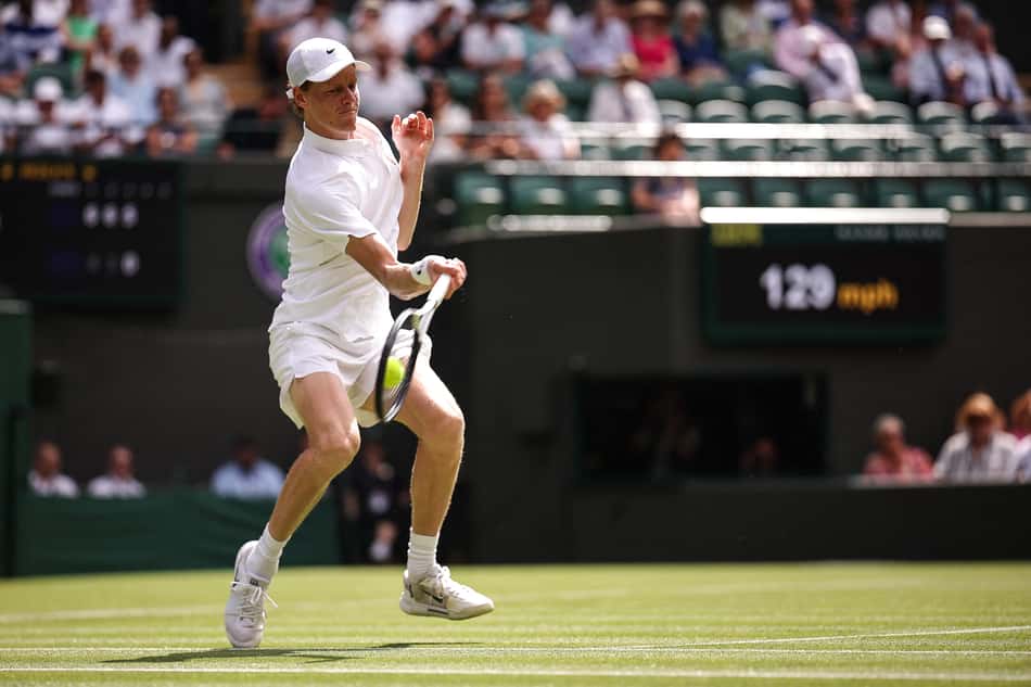 O italiano Jannik Sinner na vitória sobre o compatriota Luca Nardi em Wimbledon (Foto: HENRY NICHOLLS / AFP)