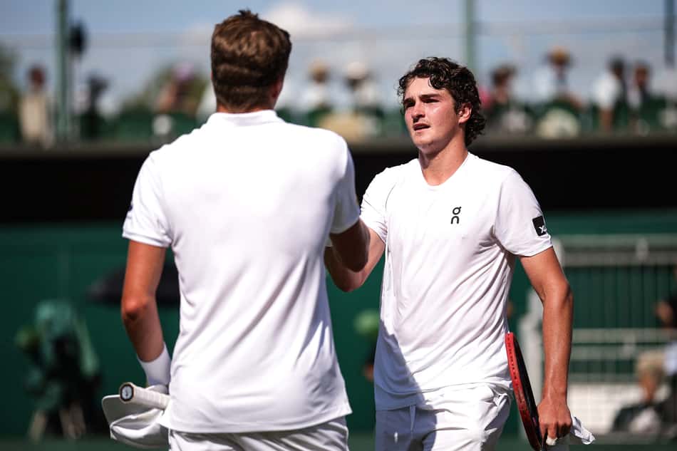 João Fonseca é cumprimentado pelo americano Jenson Brooksby após a vitória em Londres