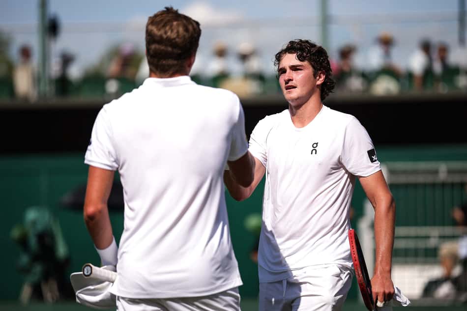 João Fonseca é cumprimentado pelo americano Jenson Brooksby após a vitória em Londres