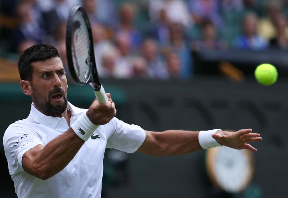 O sérvio Novak Djokovic na vitória sobre o britânico Daniel Evans em Wimbledon (Foto: Adrian Dennis / AFP)