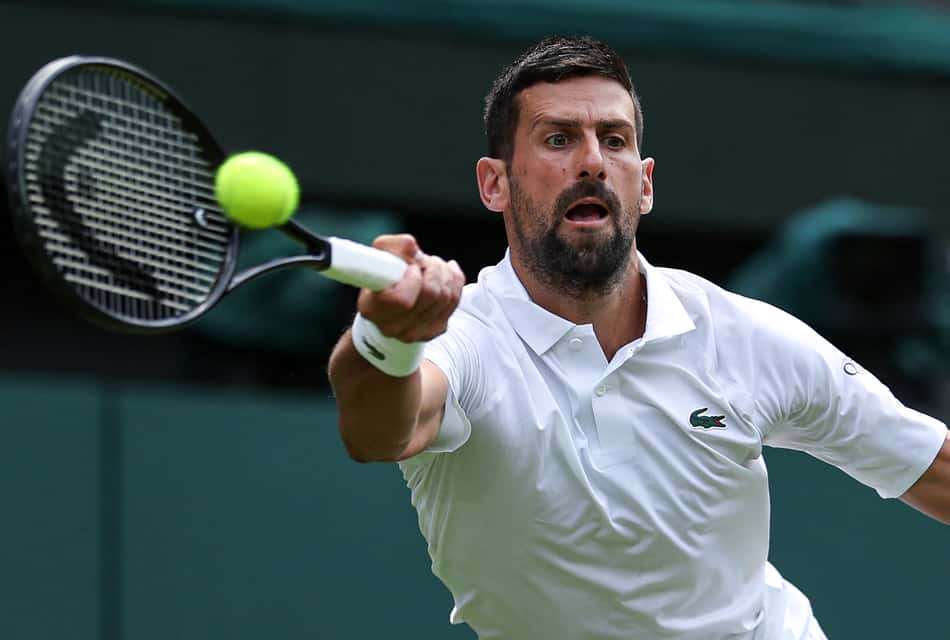 Novak Djokovic chegou à 99ª vitória em Wimbledon (Foto: Adrian Dennis / AFP)