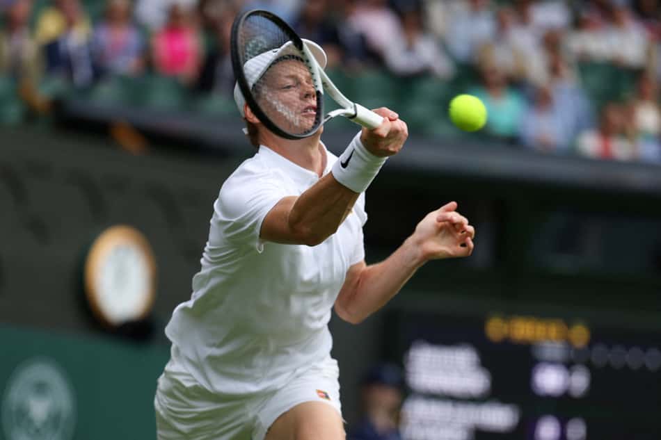 Jannik Sinner na vitória sobre o australiano Aleksandar Vukic em Wimbledon (Foto: Adrian Dennis / AFP)