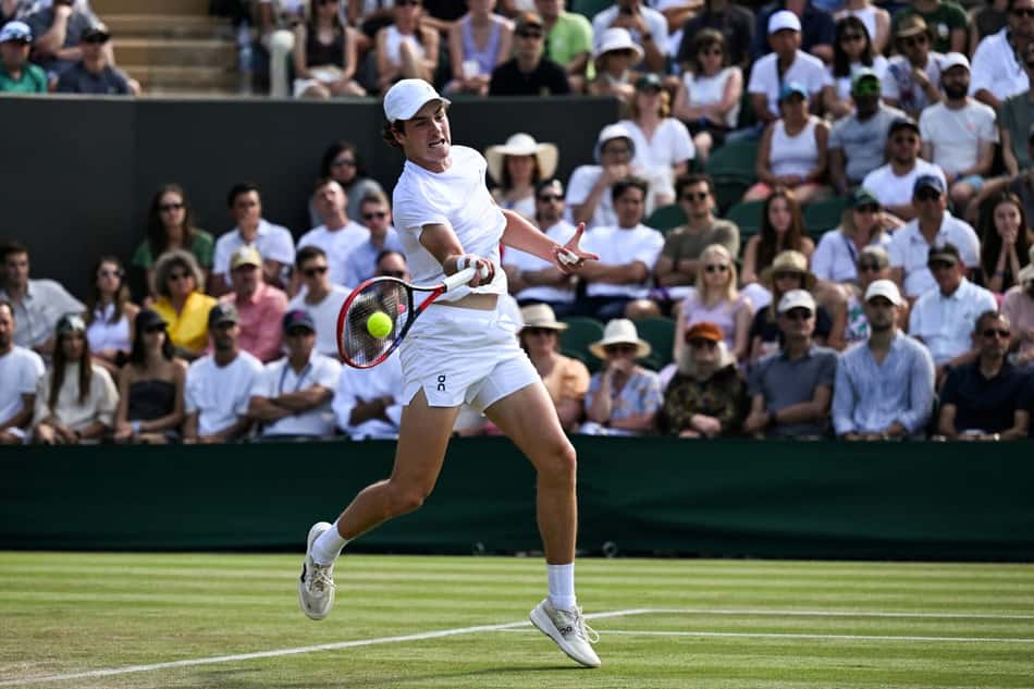 João Fonseca na derrota para o chileno Nicolas Jarry em Wimbledon (Foto: Kirill KUDRYAVTSEV / AFP)