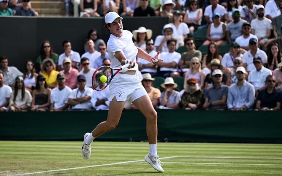 João Fonseca na derrota para o chileno Nicolas Jarry em Wimbledon (Foto: Kirill KUDRYAVTSEV / AFP)