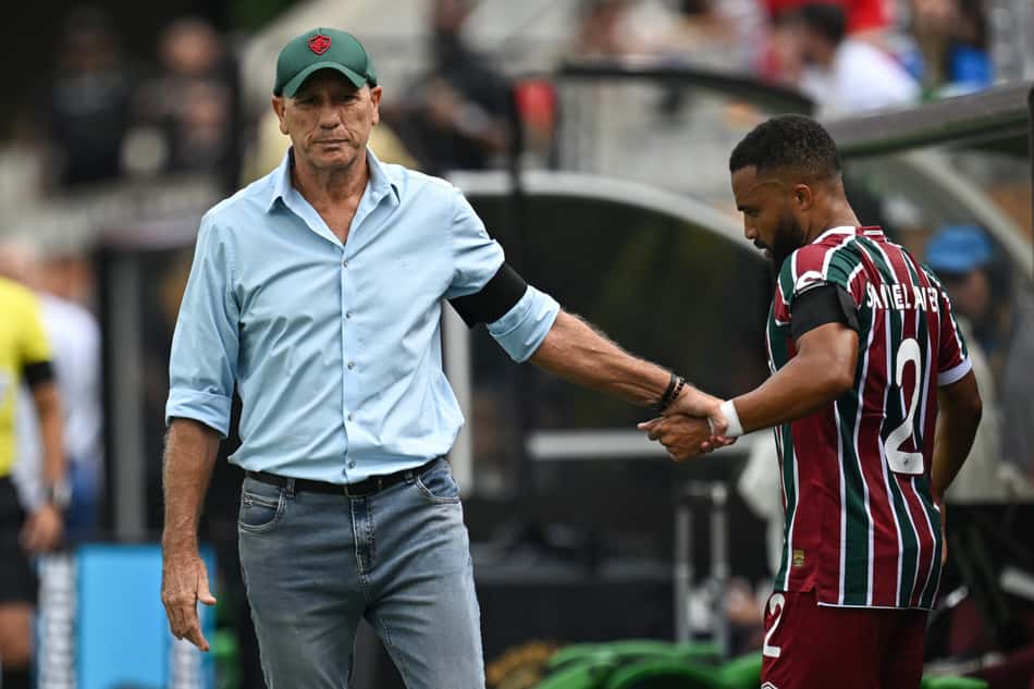 Renato Gaúcho, treinador do Fluminense, cumprimenta Samuel Xavier no duelo com o Al-Hilal