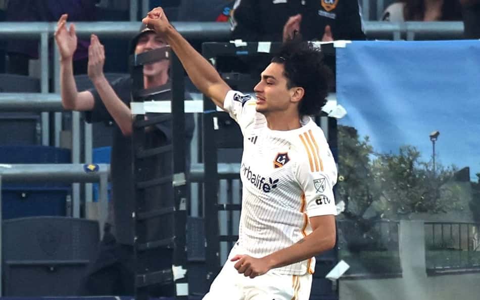 Emprestado pelo Botafogo, Matheus Nascimento marca gol relâmpago em vitória do LA Galaxy