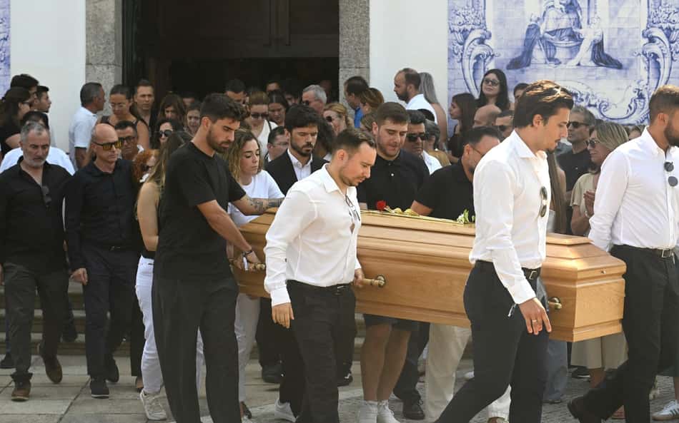 Funeral de Diogo Jota e irmão é realizado com presença de ex-companheiros