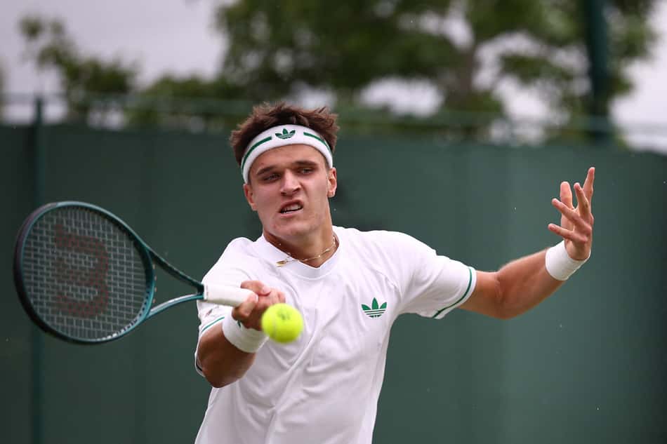 O tcheco Jakub Mensik na derrota para o italiano Flavio Cobolli em Wimbledon (Foto: HENRY NICHOLLS / AFP)