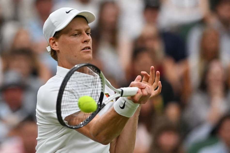 Sinner alcança a 17ª quartas de final de Slam, aos 23 anos . (Photo by Glyn KIRK / AFP)