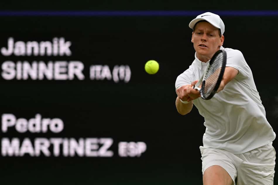O italiano Jannik Sinner na vitória sobre o espanhol Pedro Martinez em Wimbledon (Foto: Glyn KIRK / AFP)