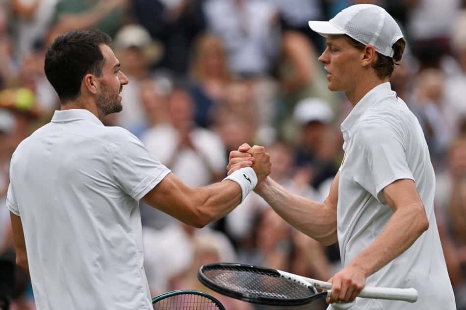 O italiano Jannik Sinner (d) é cumprimentado pelo espanhol Pedro Martinez após a vitória em Wimbledon (Foto: Glyn KIRK / AFP)
