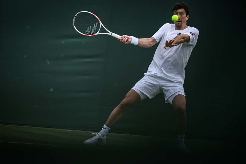 O austríaco Sebastian Ofner na partida contra Dimitrov (Foto: Kirill KUDRYAVTSEV / AFP)