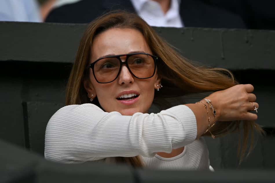 Jelena Djokovic assiste à vitória do marido sobre o compatriota Miomir Kecmanovic em Wimbledon (Foto: Glyn KIRK / AFP)