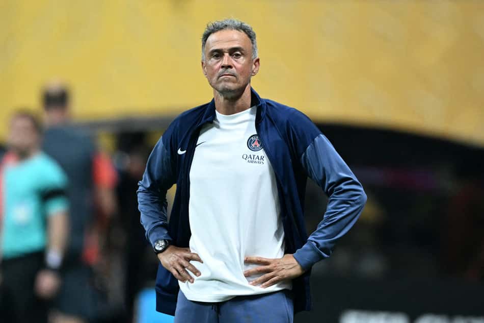 Luis Enrique na beira do campo em PSG x Bayern de Munique (Foto: PATRICIA DE MELO MOREIRA / AFP)