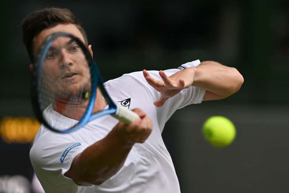 O sérvio Miomir Kecmanovic na partidad contra Novak Djokovic em Wimbledon (Foto: Glyn KIRK / AFP)