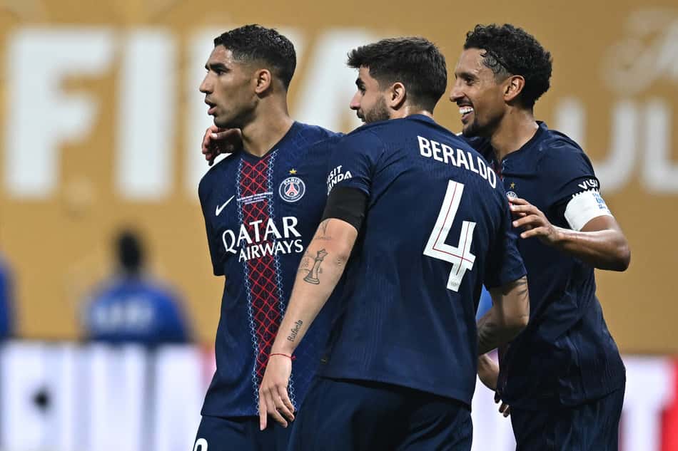 Marquinhos, Hakimi e Beraldo comemoram classificação no Mundial de Clubes (Foto: Paul ELLIS / AFP)